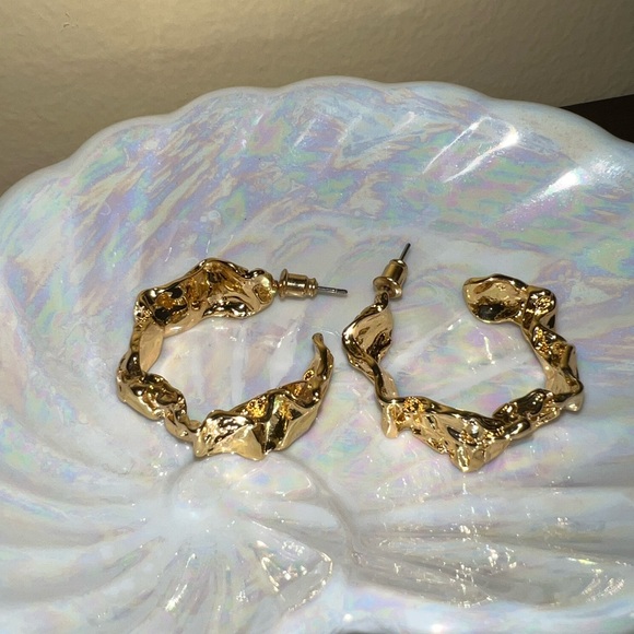 Amber Seats Carolina Gold Hoop Earrings - Picture 4 of 7